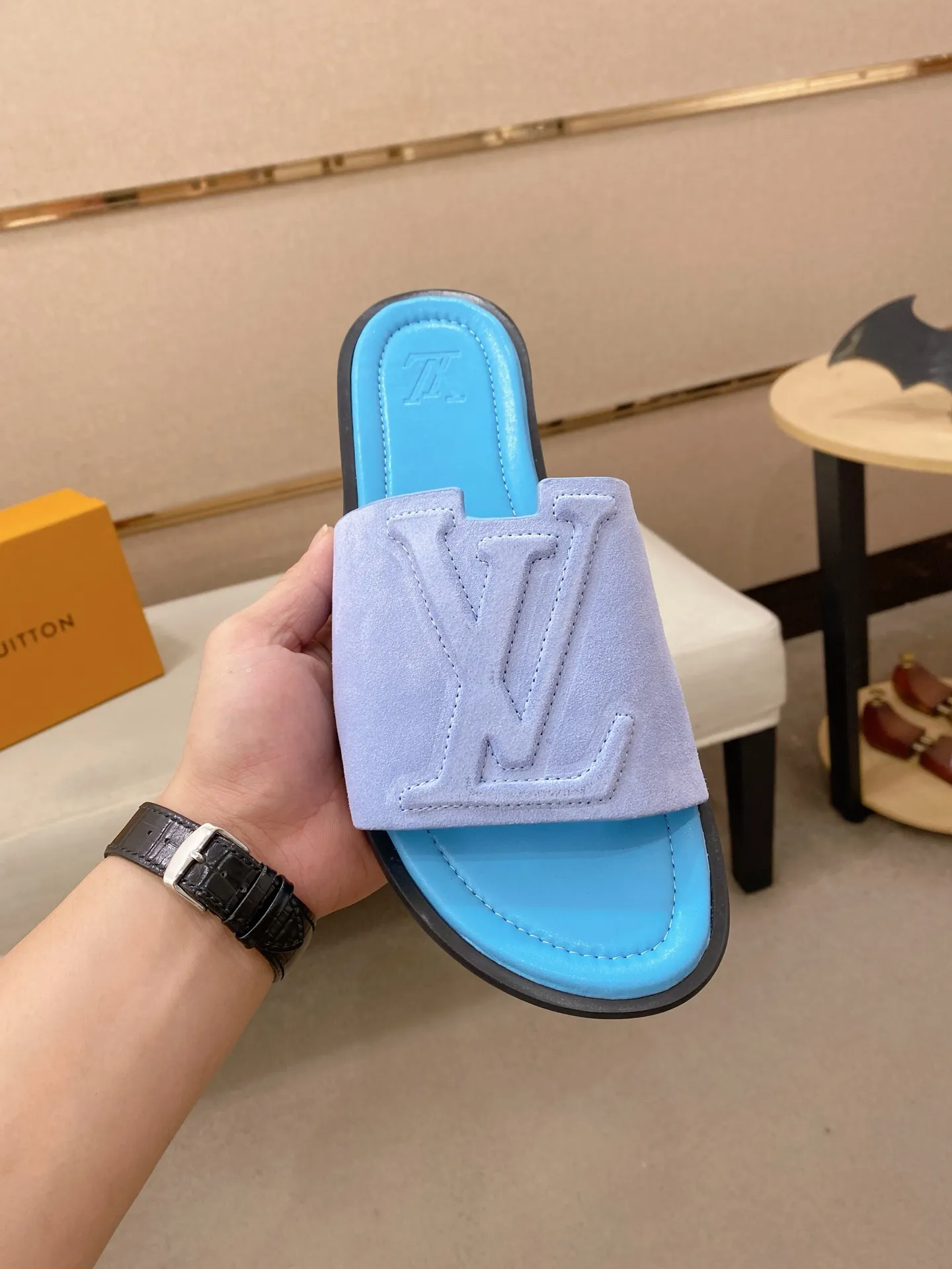 Men's shoes 💰: 340💰Made by LV🔍Top purchasing agents. Men's spring and summer slippers are available at the same counter. The uppers are imported cowhide from Italy, with logo graphics and high-quality craftsmanship. Soles: original soles specially provided by the original factory. Exclusive movable molded soles are super comfortable. Original goods follow orders. 🔍🔍High quality. You can enter and exit the counter at will. Welcome to compare. Size 38-44. Can be customized45